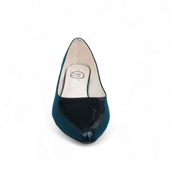 woman flat shoes